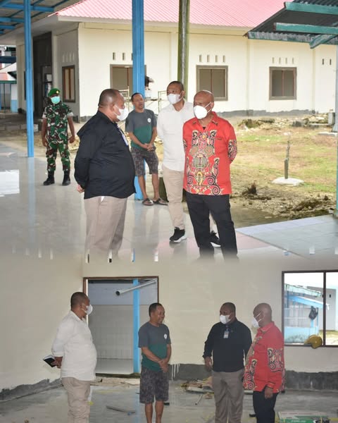 Bupati Biak Numfor Markus O. Mansnembra, S.H., M.M didampingi Kabid Penunjang, Marinus Kafiar, S.Kep,. Ns dan jajaran nakes meninjau langsung pelayanan kesehatan dan ketersediaan obat yang ada di RSUD Biak.