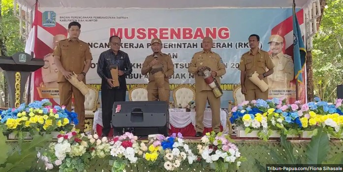 Biak Numfor Gelar Musrenbang Unik di Pantai Insumbre Sekaligus Pasar Murah