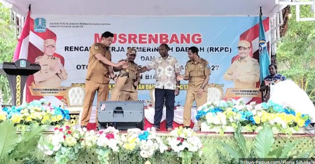 Hujan di Pantai Insumbre Tidak Menyurutkan Semangat Penutupan Musrenbang Biak Numfor